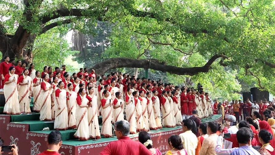 Chhayanaut welcomes Baishakh at Ramna Batamul